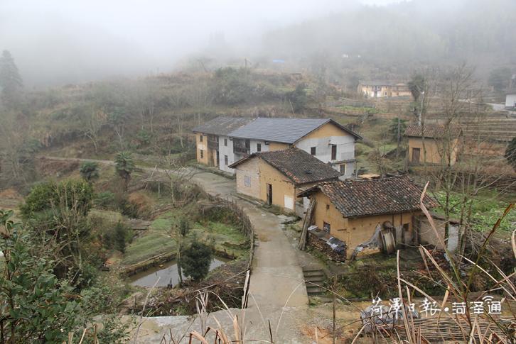 在“八角樓燈光”的照耀下，神山村實(shí)現(xiàn)了由山區(qū)到景區(qū)的歷史性跨越，交出了一份脫貧攻堅(jiān)的“漂亮”答卷。如今的神山村，正在鄉(xiāng)村振興的大道上闊步前行。圖1為神山村農(nóng)村住房舊貌（圖片由茅坪鎮(zhèn)提供）.jpg